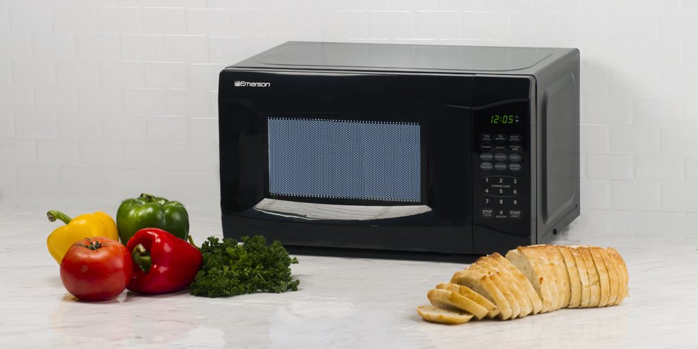 Emerson 0.7 CU. FT. 700 Watt Microwave Oven Emerson Radio